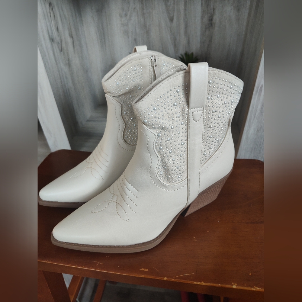 Top moda cowgirl ivory boots SZ 7.5 new on box
